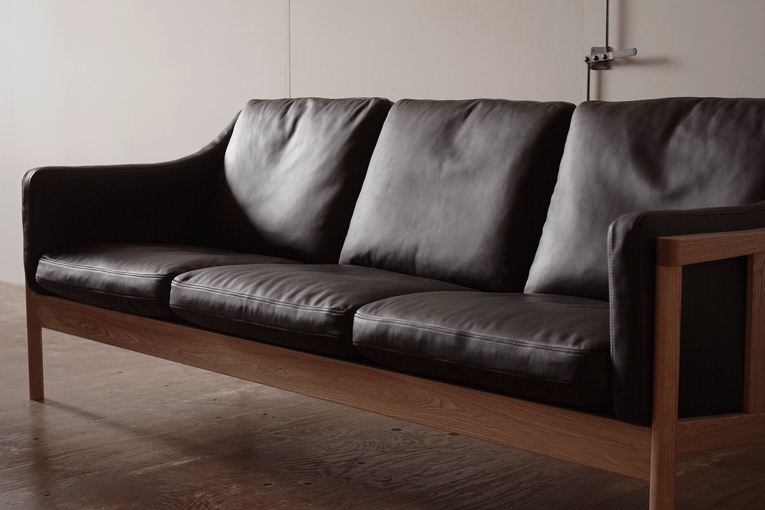 黒革のソファー